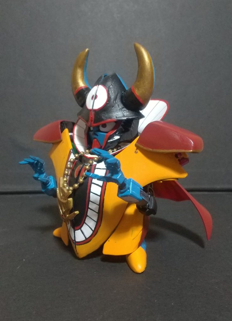 持ってる腕はユーラヴェンガンダム、マントはナイトストライク、その他2、3体のキットのパーツを使っております首の周りの襟?はプラ板、胸のペンダントは杖の先っちょをちぎって適当なキーホルダーのチェーンに接着してあります