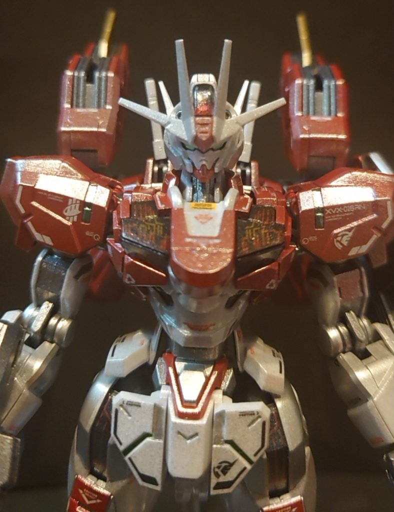 シン・セー開発公社によって全面的に改修が施されたガンダム・エアリアル。グラスレー寮との決闘で負ったダメージの修復に伴って、外部装甲や装備類の刷新・追加が行われた。パーメットスコア5発動時にシェルユニットから放たれる紅い光が装甲部までも侵食し、紅く輝く　外装となった。トランザムではない！