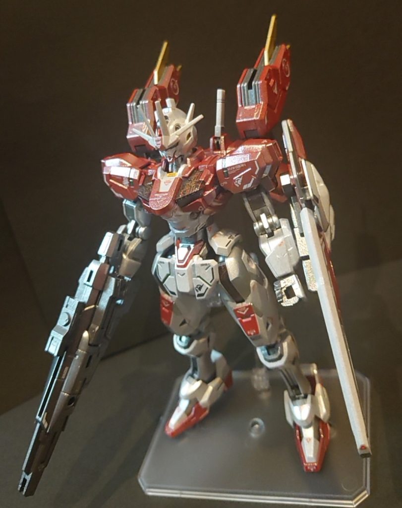 改修型になってアエリアルの時のような曲線を帯びた女性的なスタイルから、直線的な装甲のパーツに変わり、目つきも鋭くなってよりエアリアルくんに近づいたかも。