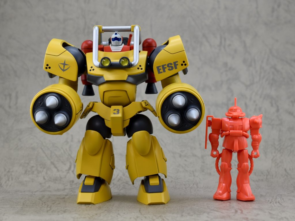 同スケールのザクとサイズ比較。