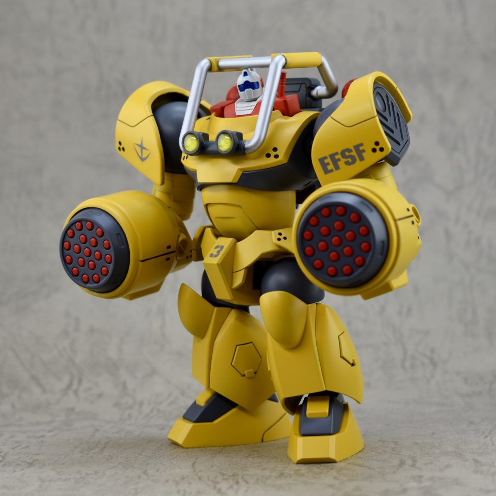 前腕はミサイルランチャーに換装が可能。