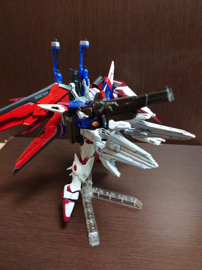 ストフリのドラグーンを元に2機分だったのを1機分に製作しました。