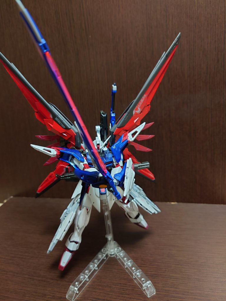 見た目はデスティニーですが素体はマイティーストライクフリーダムでそこに色んなパーツをミキシングしています。