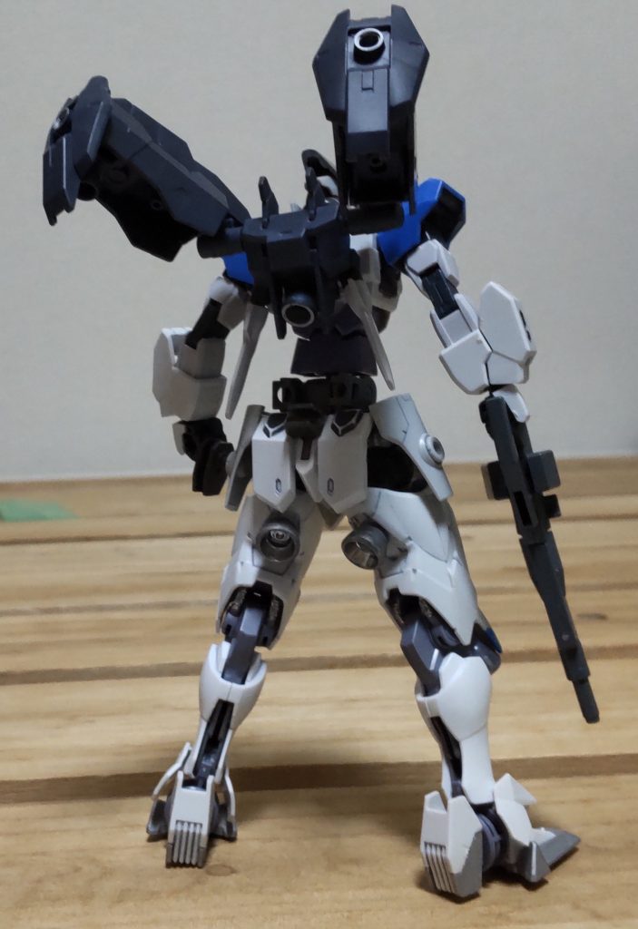 バックショット胴体及びバックパックと腕はコアガンダムⅡ、腰はガンダムフレーム、脚はルブリスとエアリアルでそれぞれ太腿と脛が余ってたので無理矢理合わせました。頭はアスタロトリナシメントの余りパーツにグレイズリッターの頭を反対向きに被せ、トサカをFXのものにしています。