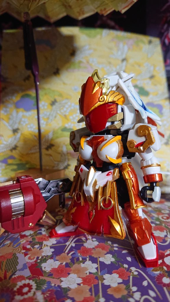 スタンダードに組み上げ兜代わりに轟大帝孫権ガンダムのマスクを被せてみました(固定はされてません)赤いフェイスマスクの爪マークがチャームポイント