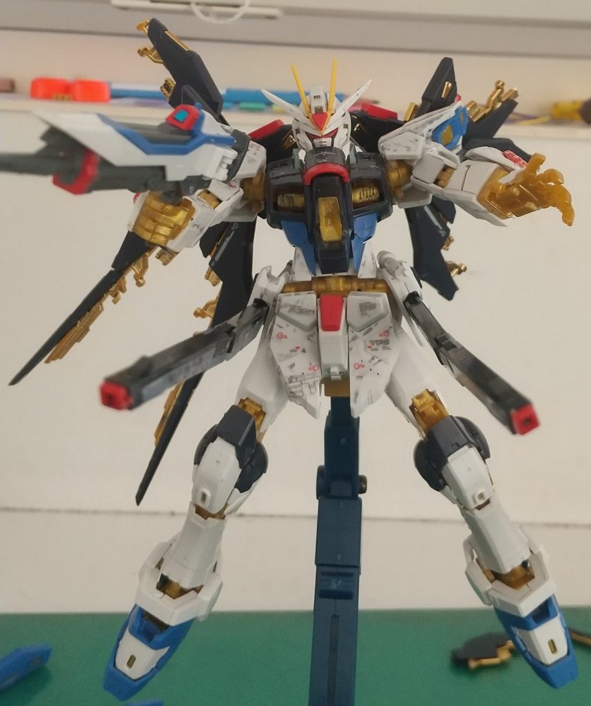 ハイマットフルバースト光の翼エフェクトはないから当然だけど、それでも先っぽがなさすぎて、ダサい…ライフルは一丁しかないです。腰のクスフィアスがフリーダムのやつなのはストフリのクスフィアスを改造に使ったからですね。