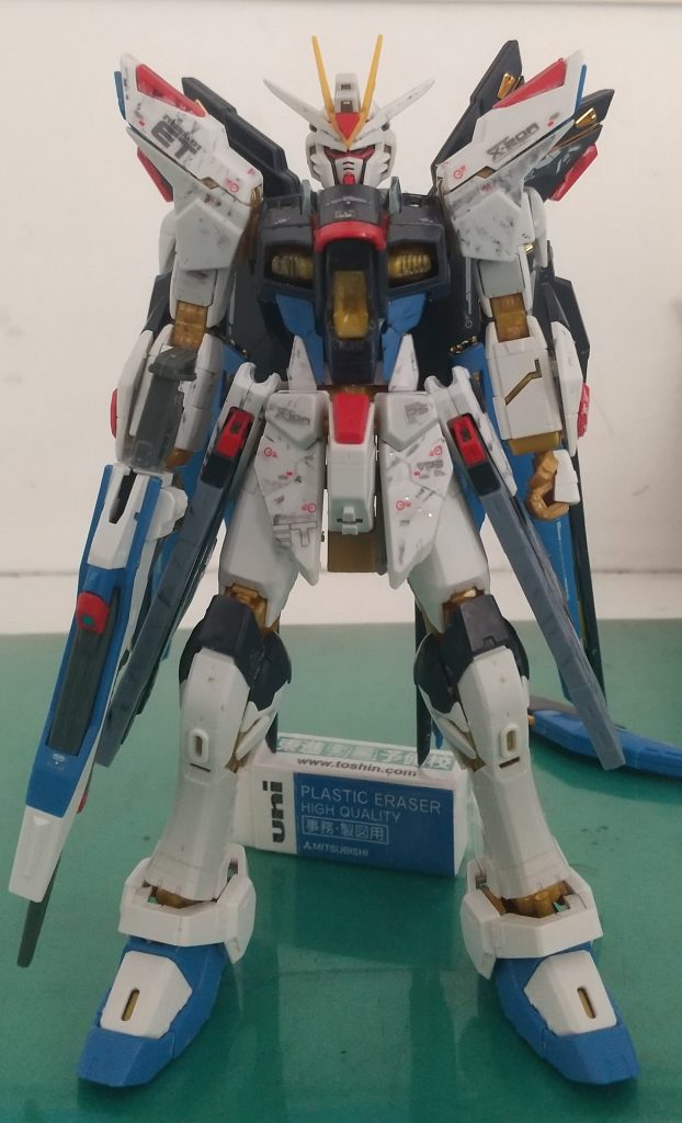 前面のショット上半身がなんかすすれてる以外は特に問題ない…っすね。Q「後ろに落ちてるのはドラグーンだよね」A「いや、今飛ばしてるんですよ(初期RG特有のポロリ)」Q「消しゴムで支えんな」A「アドヴァンスドMSジョイントめぇ」(スタジェの名無しさん風)