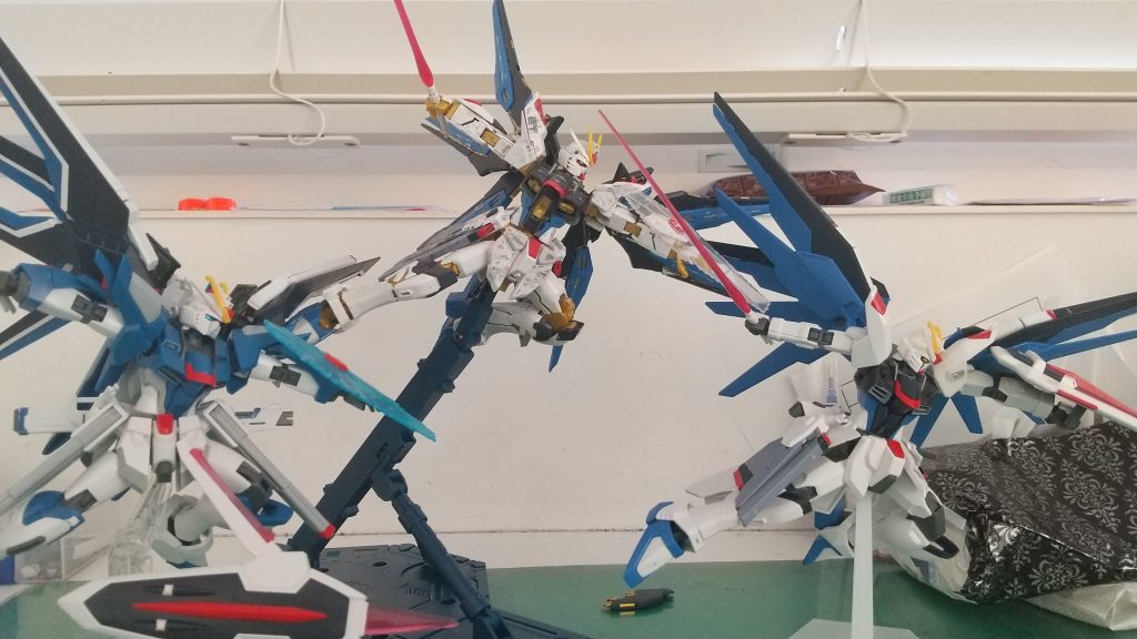 家の他のフリーダムと抜刀ポーズでストフリだけ羽が寂しい。というかこのポーズ取らせようとすると、フニャフニャな足と肩関節、取れまくるハンドパーツのせいで全然ポーズ決まらない調整→撮影(この間約0.2秒)