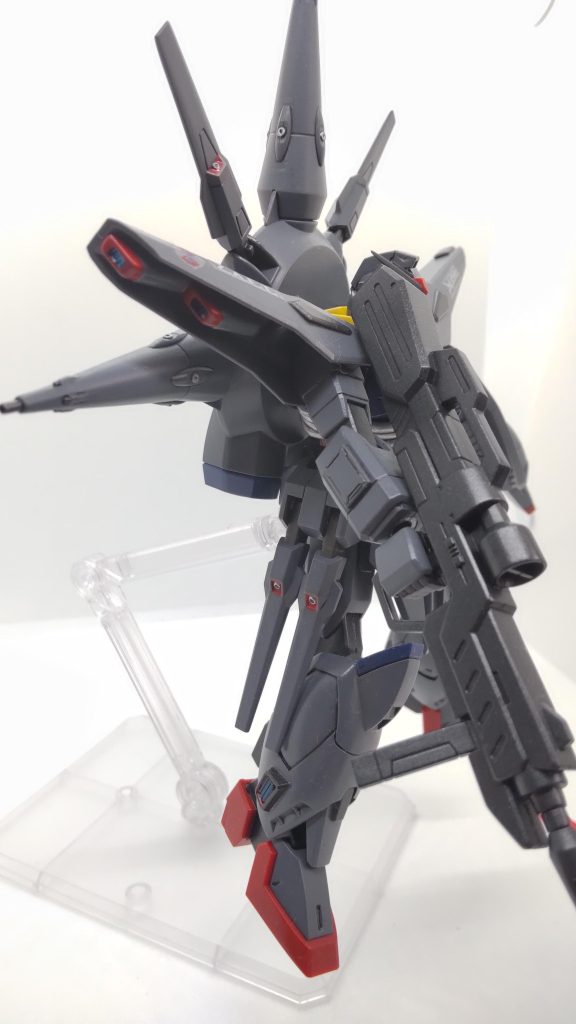 成形色のライトグレーからダークグレーにスプレー塗装、メタリックグレーをアクセントに入れてます。所々、ガンダムマーカー、エナメル塗料にて部分塗装。