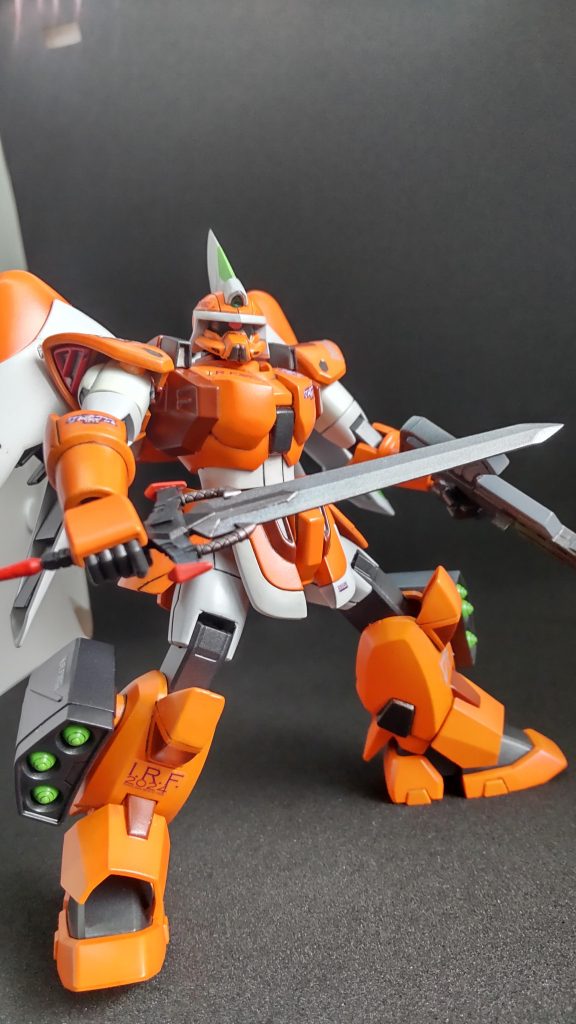 成形色のオレンジイエローっぽい色から濃い目のオレンジへ。ホワイトはクリームホワイトっぽい色から普通のホワイトへ。グリーンは明るめのライトグリーンに塗装。所々ブラウン系の色を入れました。実剣はシルバーに、、昔のキットは剣を塗装するだけでもカッコ良くなりますね!