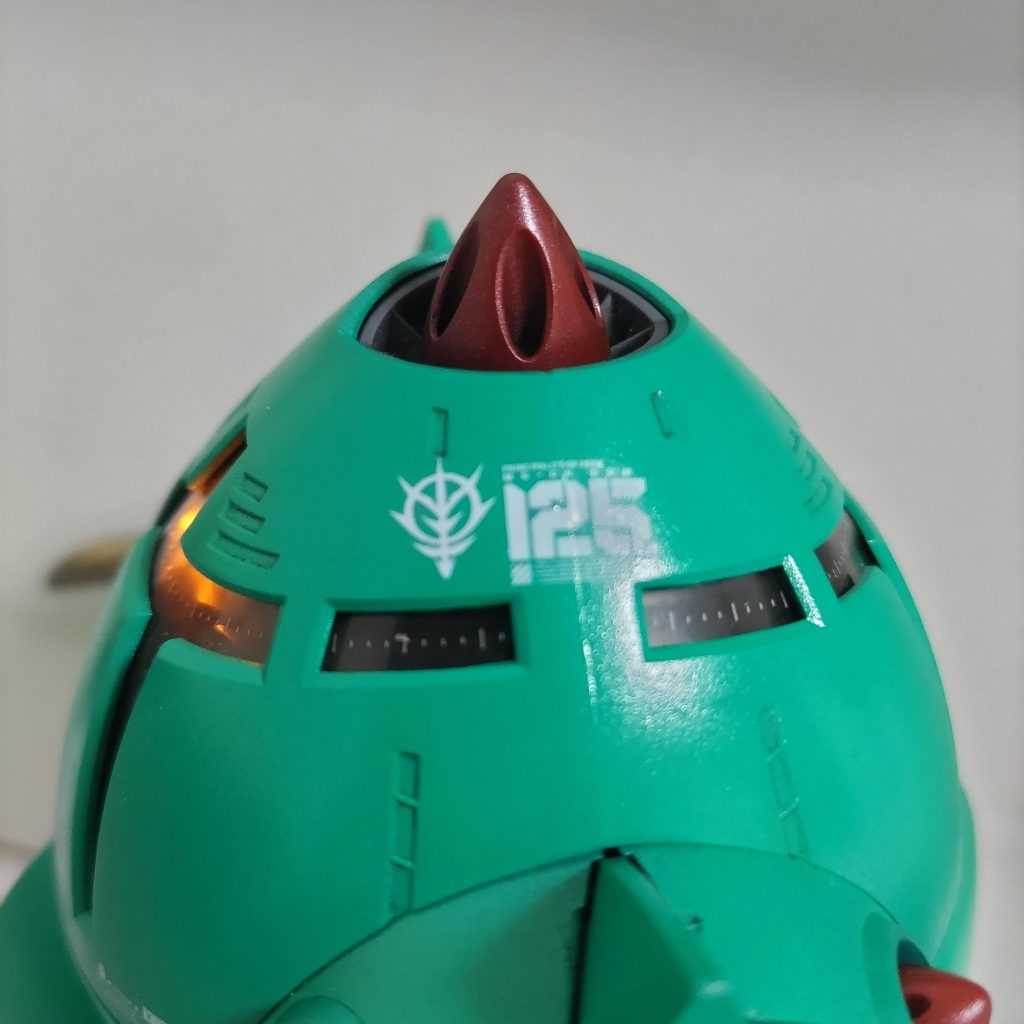 ドムのデカールを少し貼りました。