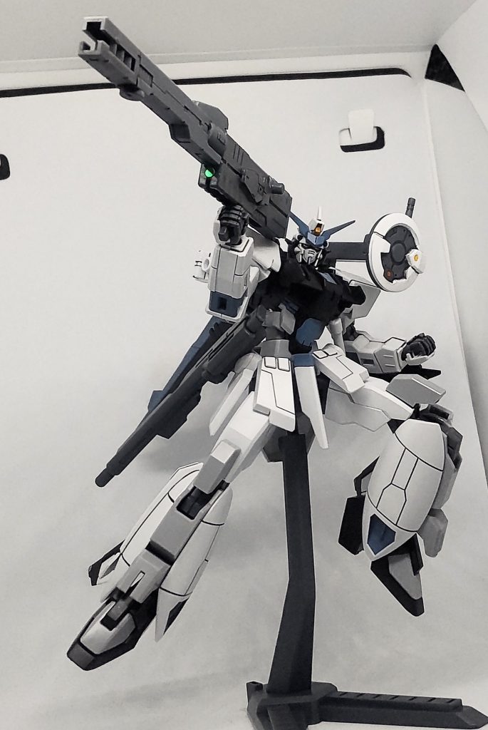 「本機最大の特徴とも呼べる 試製75-36式索敵・照準センサー連動型電磁加農砲 はストライカーパックの一つであるライトニングストライカーの 70-31式電磁加農砲 を小型化し使いやすくした武装、従来のオオツキガタ同様にバックパックに接続して使用する他、下部からグリップを引き出すことでマニピュレータで持って使用することも可能になっている。」記載当時、公式のオオツキガタ改があるわけでも無いのでそれっぽいイメージで手元にあるものを使って製作。