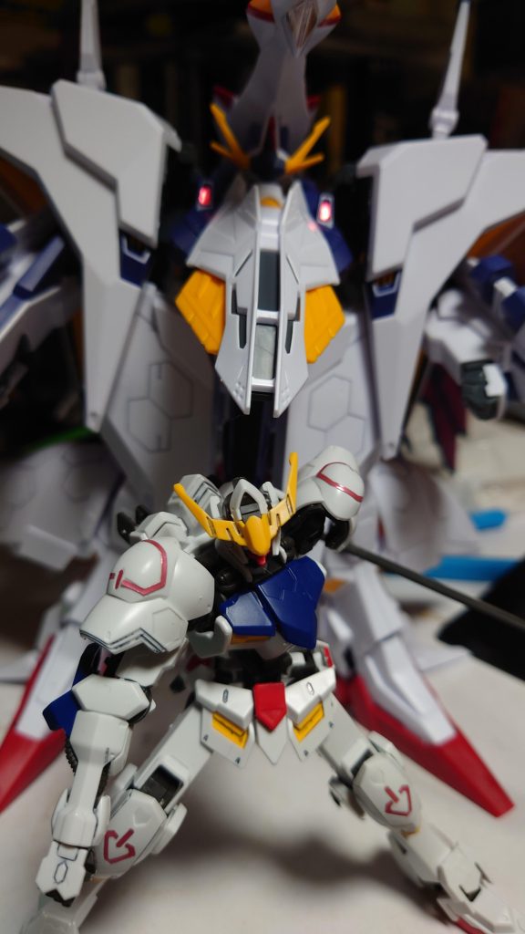 ポーズ取らせたいんですけとかなり大変なのでHGバルバトス君の力を借りて「来い！里香！」みたいなシーンをやってみました、飛行形態は大変なのでやりません。