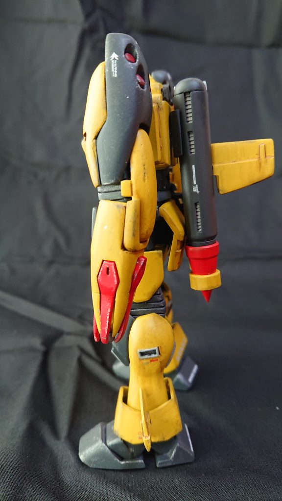 当初可動モデルとして製作スタートしましたが、関節のジャバラ部分・爪の開閉等の処理に技量不足で断念(泣)割り切って素立ちポーズの固定モデルとしました。カラーリングは基本、設定画に準じています。