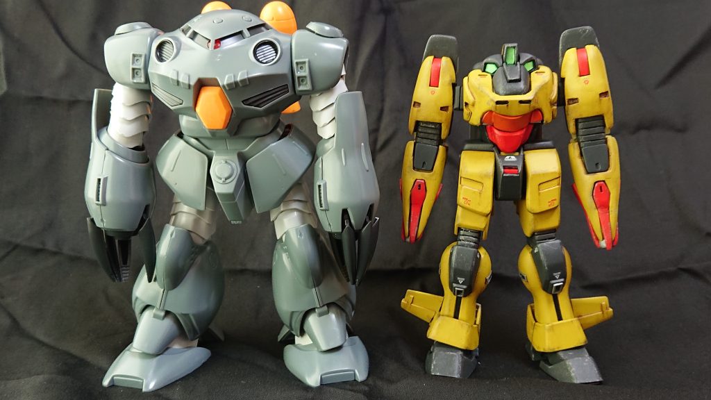 最後に同スケールのHGスゴックEとのツーショット!UCとAWの世界観で設定上の違いはあれど、こうやって比べると結構小ぶりですね。以上 ドーシートでした。 ここまでご覧いただきありがとうございました。