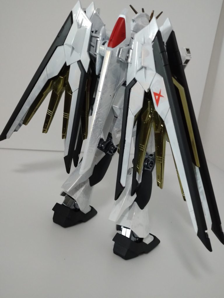 プラウドディフェンダーをνガンダムカラー白はラップ塗装でテカテカ黒は艶消し、金はボーンミラーを使用。