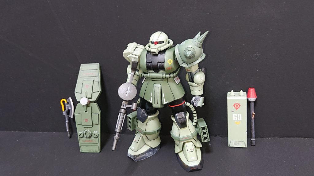 マシンガン以外全外しの状態です。シールド、ヒートホークは全て磁石で脱着可としました。脚部ミサイルポッドは空っぽです。ランナーと見間違えて全部捨てた模様😑