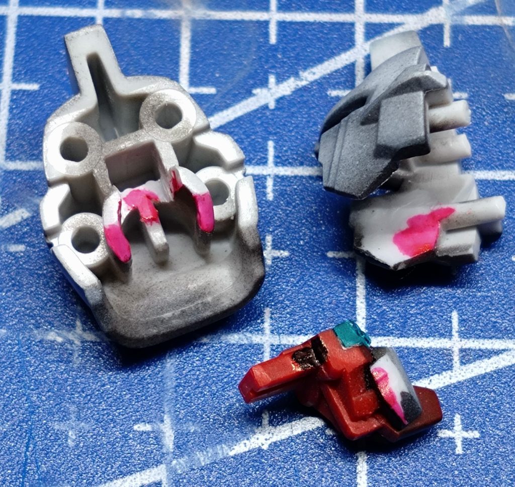 頭の後ハメピンク部分を削って斜めにハメ込みます