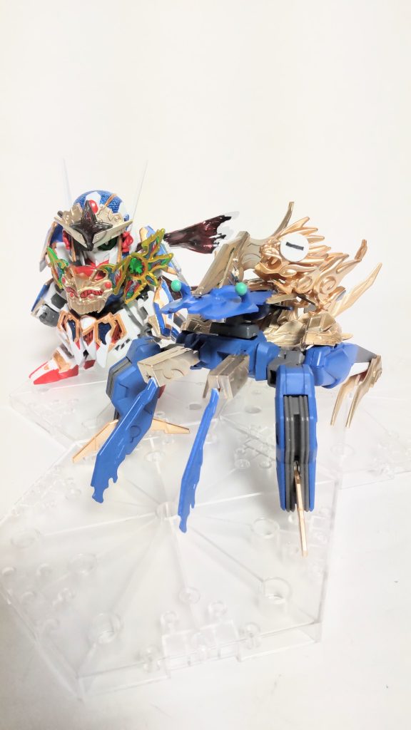 水遁の術カラクリ忍獣・雨防〈 アメンボ〉隠密ガンダムエアリアルの第二の相棒。六本の足先に空気の膜を発生させることができる。それを利用して、背中に乗って水上移動をしたり、腹側に抱えて潜水することができるようになる。