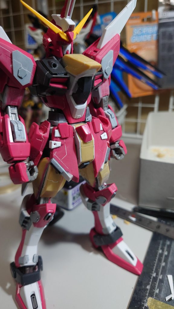 コックピットハッチにパテ盛って角ばらせて股間のパーツはパテで作り直し