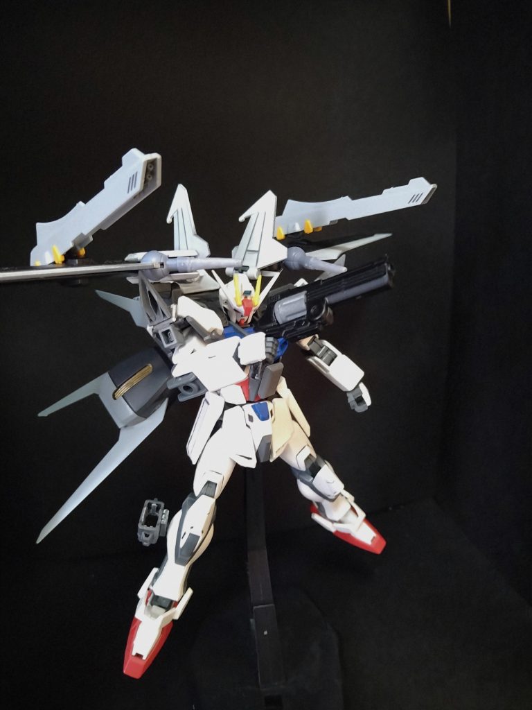 ハンドガンを持ち、レールガンを展開
