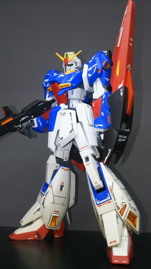 HGとRGは似て非なる物で細かい角度やスジの入り方が違いますから、その辺はアレンジを入れて貼っています。