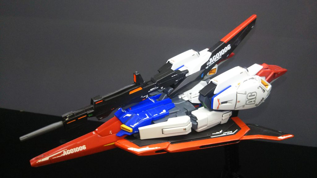 問題の肩アーマーの引き出し部分は、肩アーマーの内側にポリキャップのランナー部分のを半分にカットした物を瞬間接着で貼っています。程よい抵抗が生まれるので、勝手に収納される事が無くなります。固くし過ぎるとWR時に困るのでちゃんと調整して下さいね。