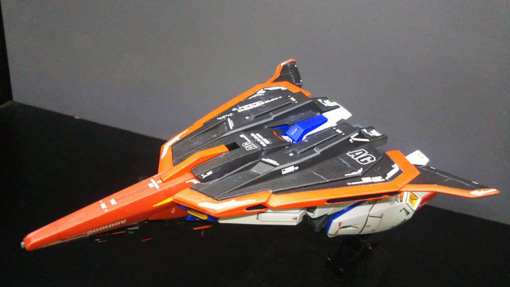 形状が合わなかったので、デカールの一部はウェーブライダーの隠れる部分に貼っています。代わりに他のデカールで隙間を埋めています。