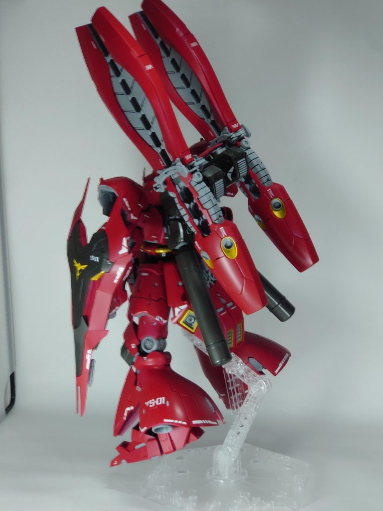 ロングホーンファンネルがとにかくデカイ！！ただでさえ大きいサザビーがより巨大に見えますw背中に装備している時でも、一応アクションベース無しで自立出来るのですがバランスを取るのが非常に難しく、今回はベース有りの写真のみになります💧