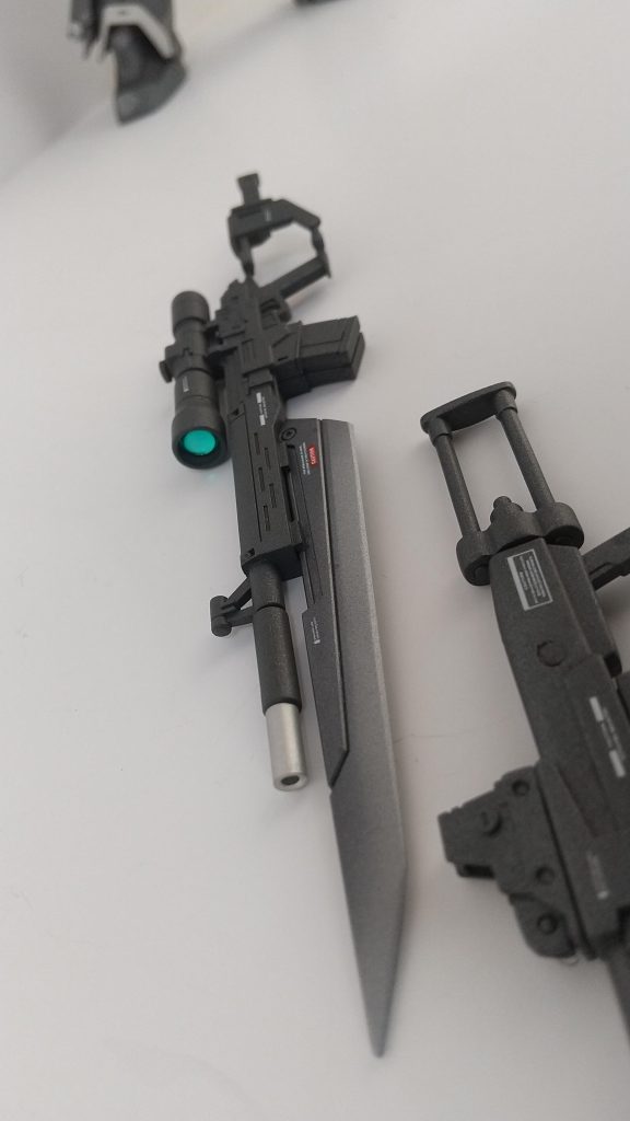 ガンブレードはもとのライフルにプラ板を付けて作成しましたブレードはグラデーション塗装してみました