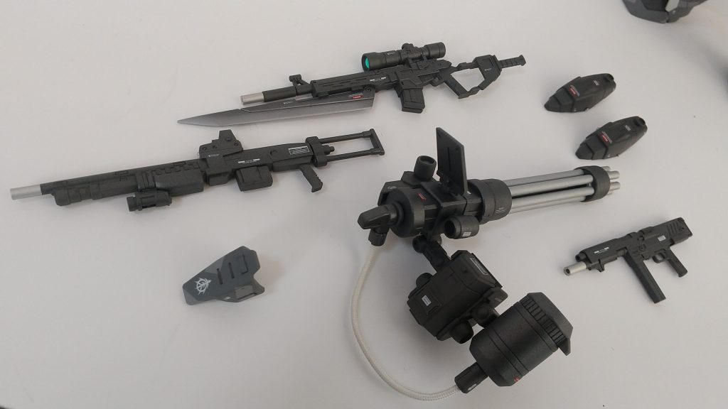 右型のショットガン、腰のマシンガンはネオジムで取外し出来るようにしました