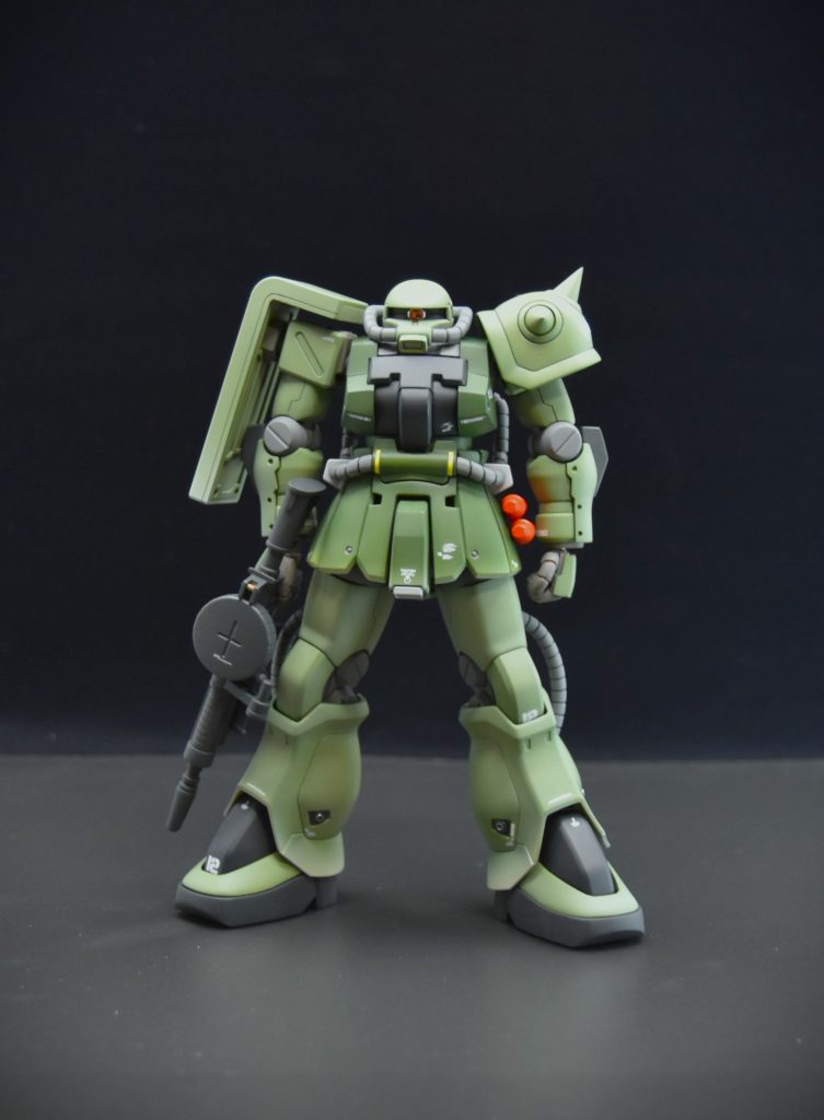 肩や裾は厚みを削り込み。スパイクはコトブキヤのパーツに交換しました。膝は逆関節気味に立ち姿が決まるように削り込み。