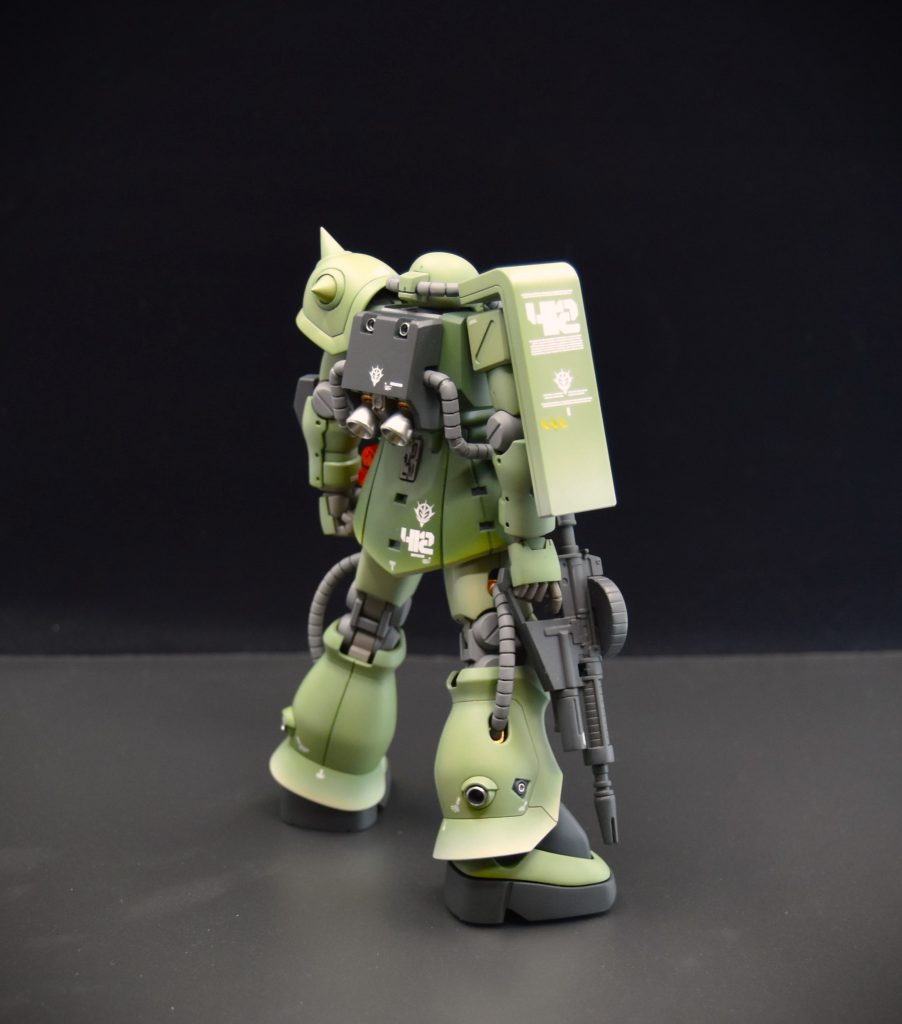 シールドと裾にグラデーション塗装を行いました。関節部の隙間にはファレホのカッパーでアクセントを入れました。