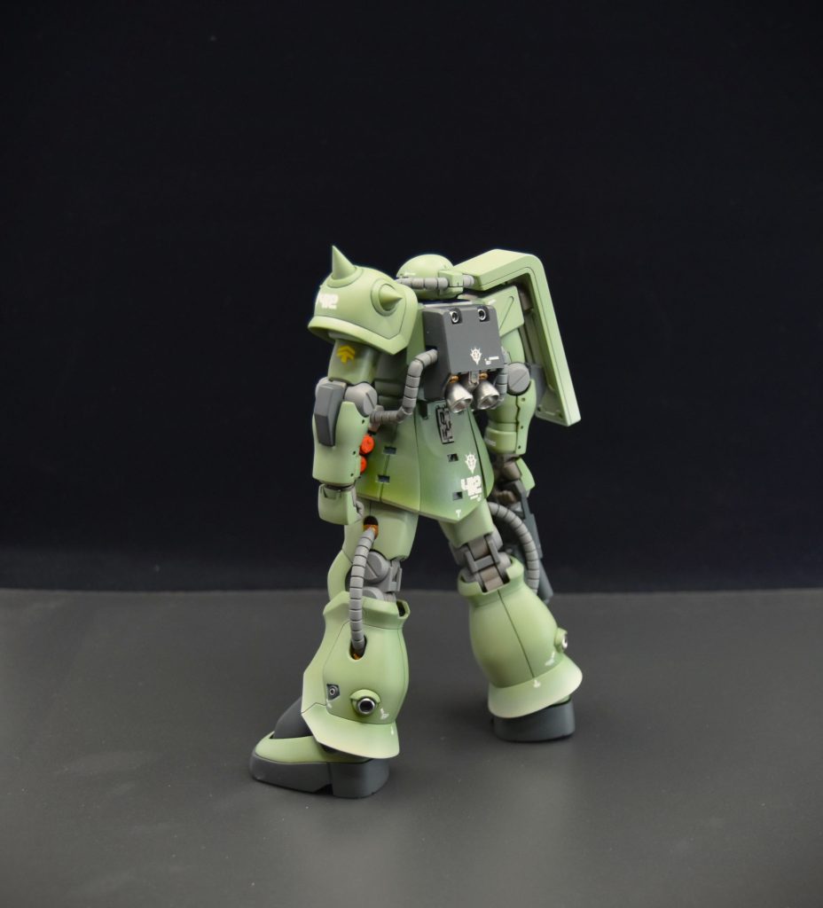 腰のジョイントは出力パーツを使用。ネオジム磁石でマガジン等を着脱できます。