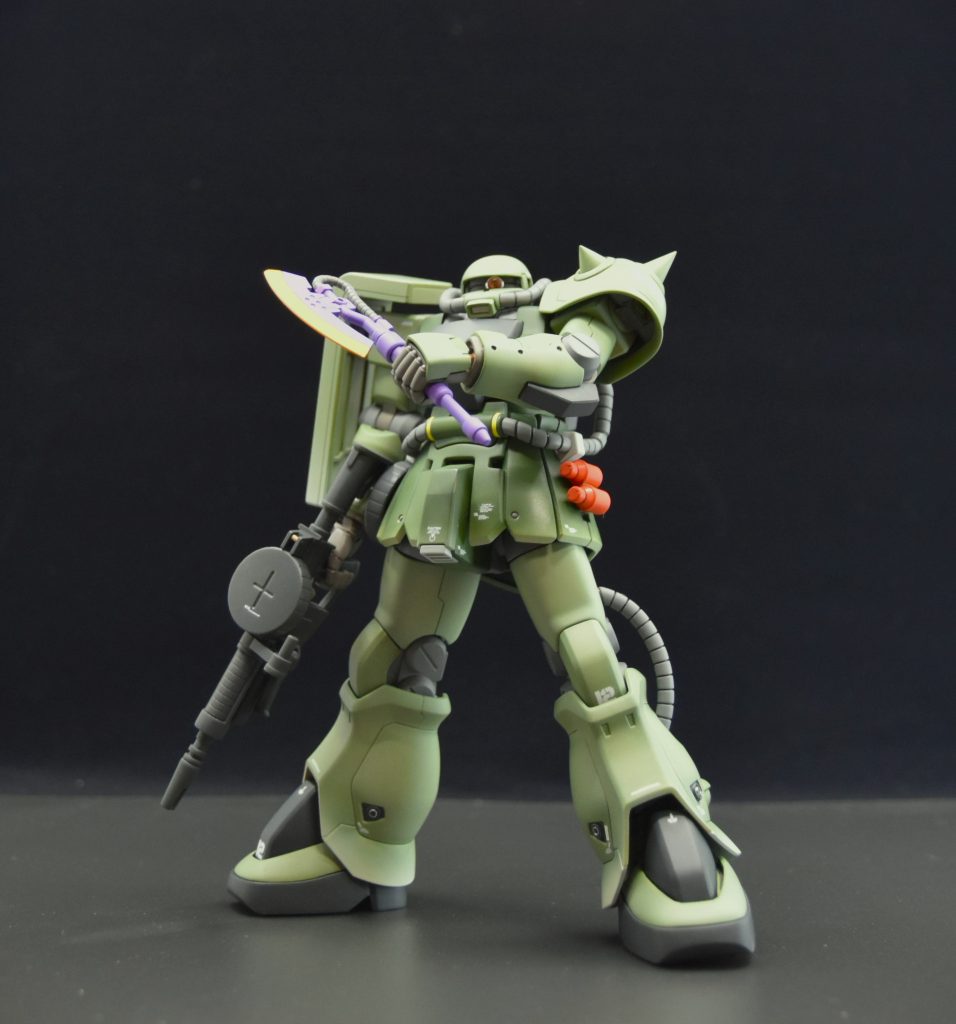 ヒートホークはキットのままでは細くて頼りないためプラパイプで太く。色は往年のザクっぽく紫で塗装しました。