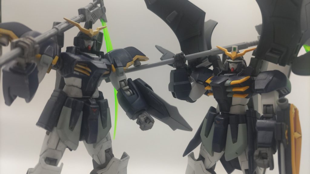 デスサイズヘルと並べて改修機なので絶対ありえないツーショット 去年よりも技術面で成長できてるかは自分では分かりませんが、製作速度は上がってる気がします。