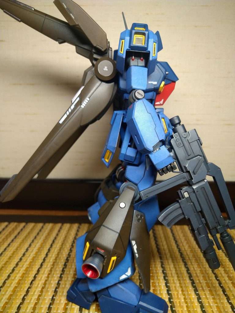 サイド。ライフルはグレネードを追加し銃口はジェスタのものを。腰のラックは左右ビームサーベル。