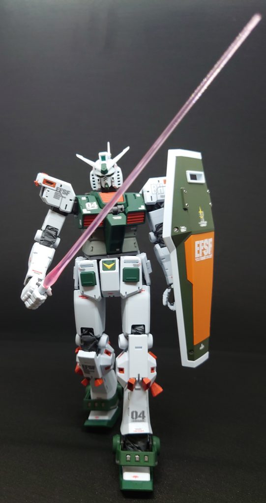 中のヒト復讐のレクイエムっぽいポーズで。元々はガンダムという完成形ありきのフルアーマーに対して、サンダーボルト版はフルアーマーありきの中身って感じで、かなり細身で角張ってる印象。