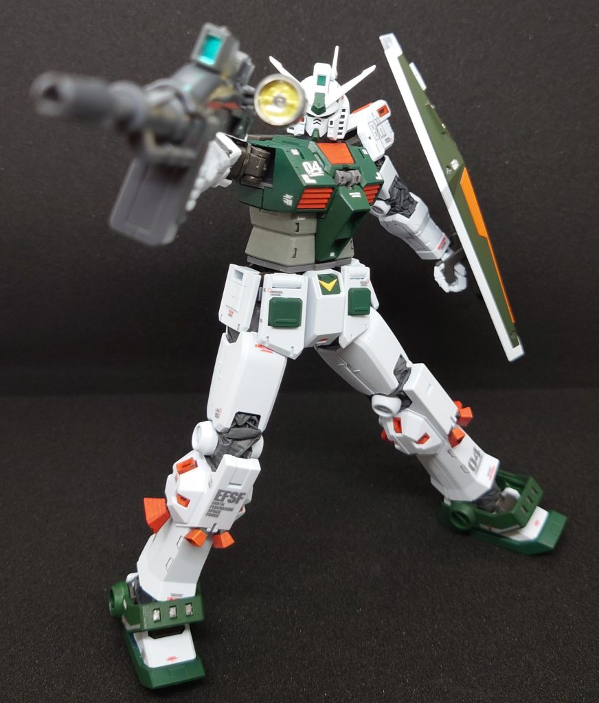 良く考えたら通常のビームライフル持ってないんだね。アーマーパージしたらビームサーベルしかないし。って事でオリジンガンダムのライフルを構えさせてみた。ブーツの影響か特に脚部の関節が硬くて下手に動かすとどっか壊れそうで怖い。おっかなびっくりやってるからポージング下手すぎる…