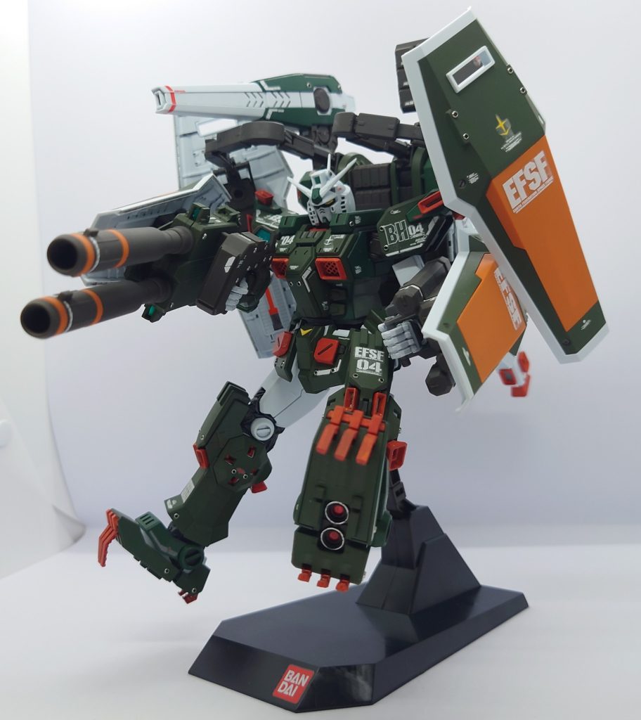 普段なるべく自立させるんたけど、せっかくだからスタンド使って足の裏でも見せて、爪でも出してみますかね。