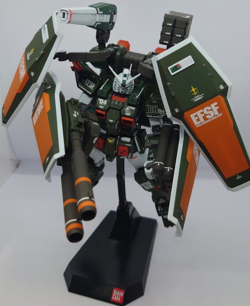 デカールもスゴい量だった。自分が貼り間違えてるのか分からないけど、余剰してたと思われる分もほぼ全て使うぐらいデカールワークがんばった自分を褒めたい。水転写デカールなんて小学生以来で触ったわ…マークセッターの存在は知ってだけど「水で充分っしょ」と思ってたのが甘かった。触るたびに現在進行形でポロポロ剥がれていく…