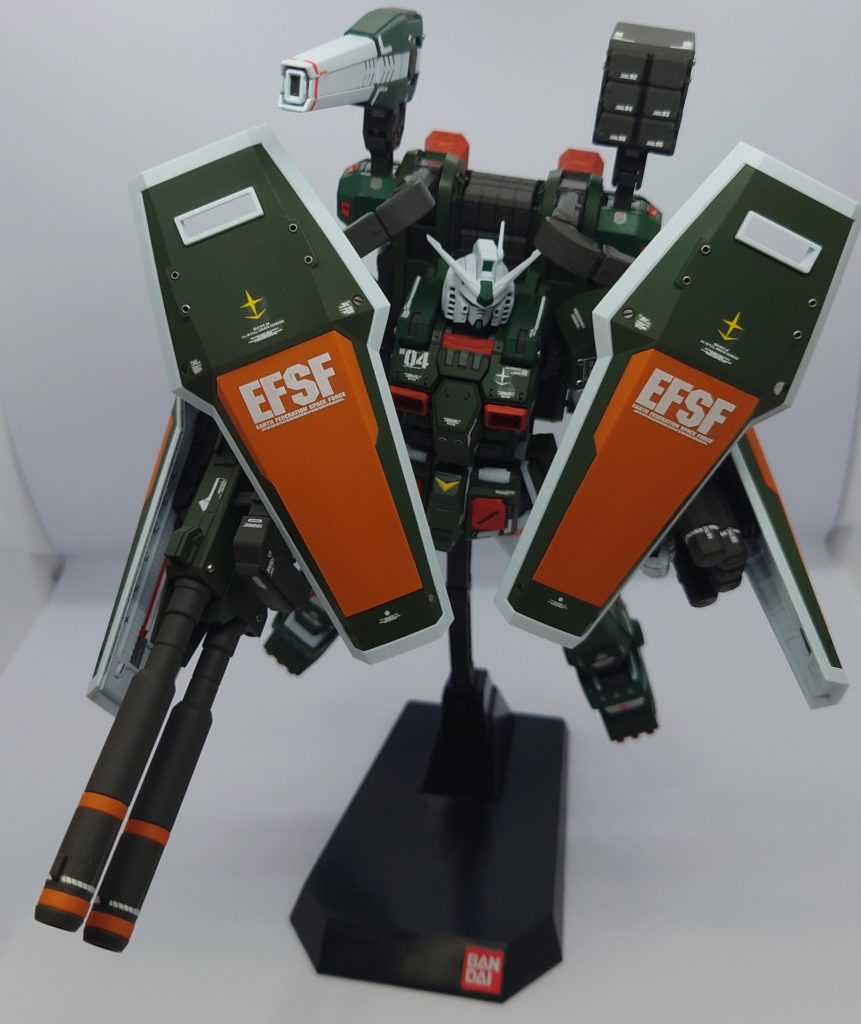 飛行イメージスタンドが貧弱でバランス取りが難しい…シールド4枚あって大変だったけど、かなり気を遣ってデカールは同じ位置になるように貼れたから満足😆あ、6連ミサイルポッドのNo.1デカール無くなってる…