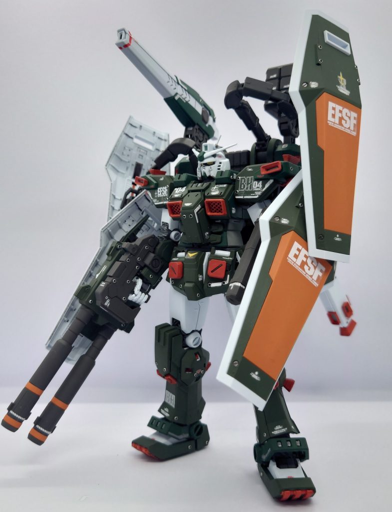 基本的に色替えのみで無改造です。作ってみて思ったのは、プロペラントタンク基部が挟み込みだったり、関節のダストブーツの調整がユーザーに委ねられてたりして新しいキットのわりに作りづらい所があった印象…でも完成すればカッコイイからOK