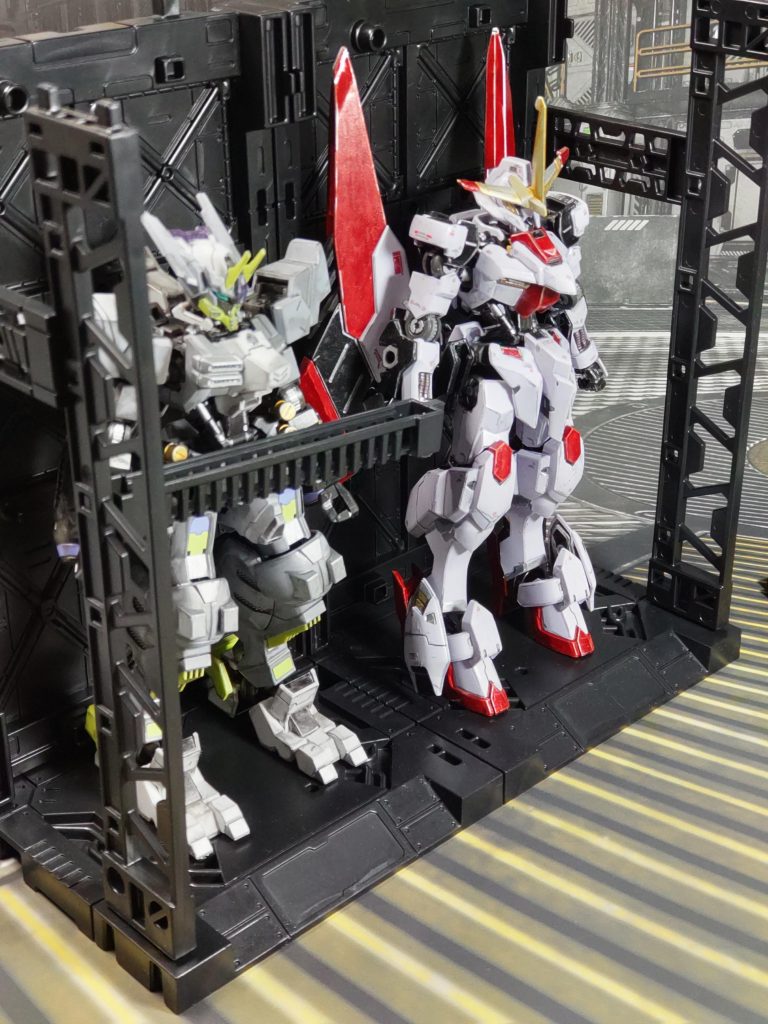 アスモデウスを加えて、ハンガー待機場面ハンガーは勿論、100均のディスプレイベースちょっと狭いけど、工夫すれば何とか立たせられる