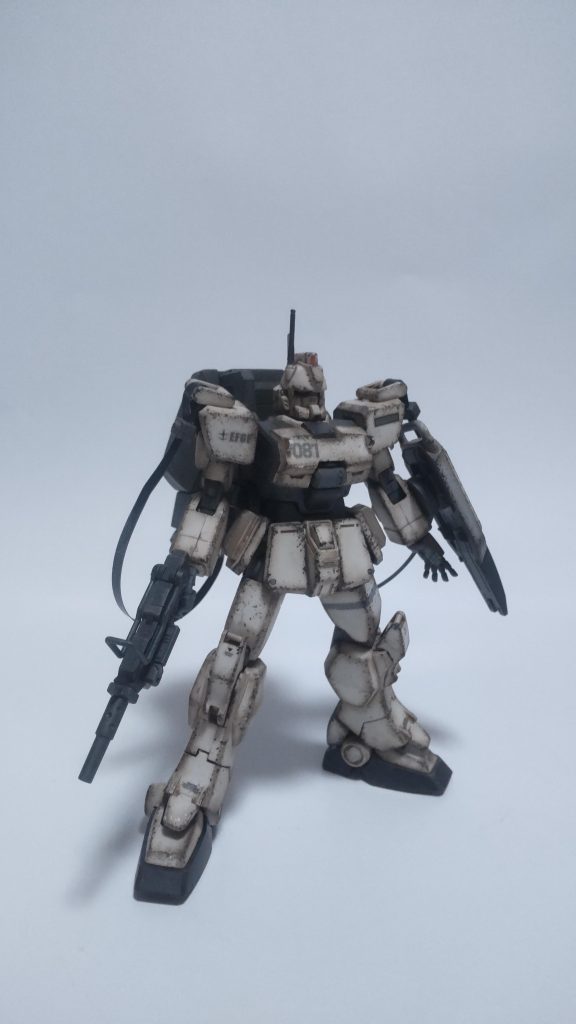 ちょっと画像引きにし過ぎたかな？シールド等の連邦軍の共通規格であろう部分はガルグレーにしてあります。