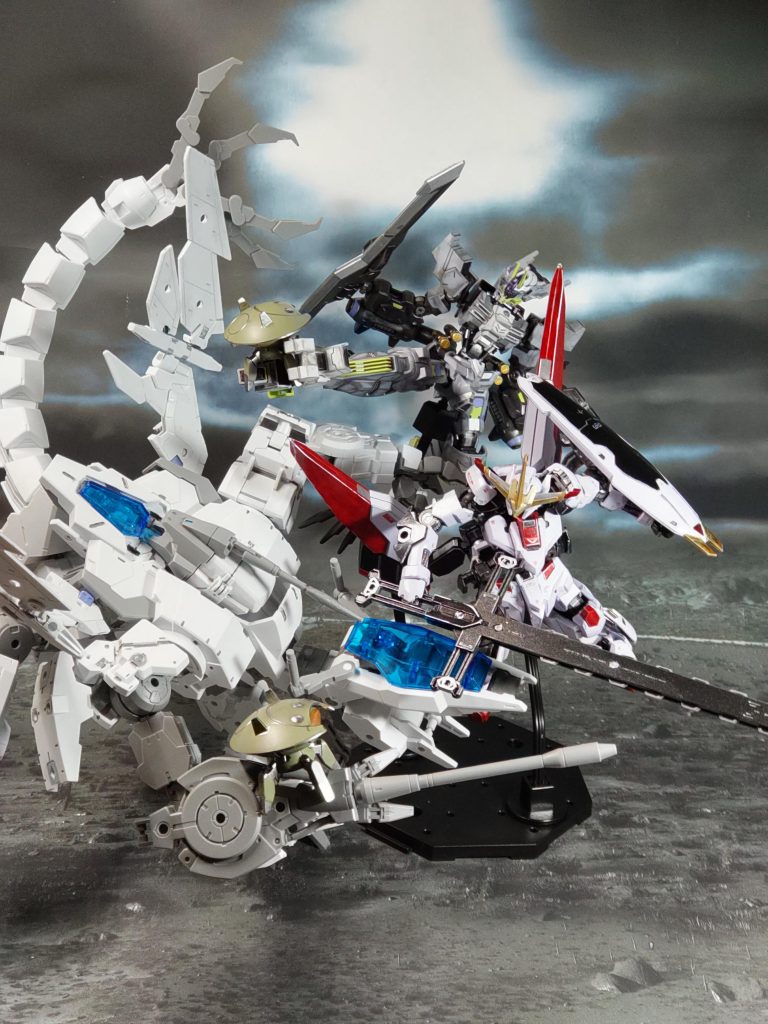 モビルアーマーとの戦闘シーンモビルアーマーは、30MMよりプロヴェデルREXモードにちょっと翼を付けただけですが、まぁモビルアーマーっぽく見えるでしょうwプルーマは、これまた30MMの装甲突撃メカよりロイロイがそれっぽいので代用MAという形なので、一応ガンプラって事にしといてくださいw