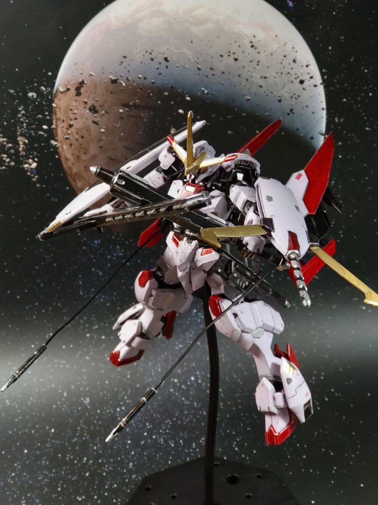 プレバンで購入した端白星第2形態ですが、端白星第1形態にもなれます説明書こそありませんが、代える所は胸と肩と後ろのバインダーと武装のみとりあえず武装だけ頂戴して、端白星フル装備にしてみましたクロスメイスとスマートメイスの二刀流……有りだと思います