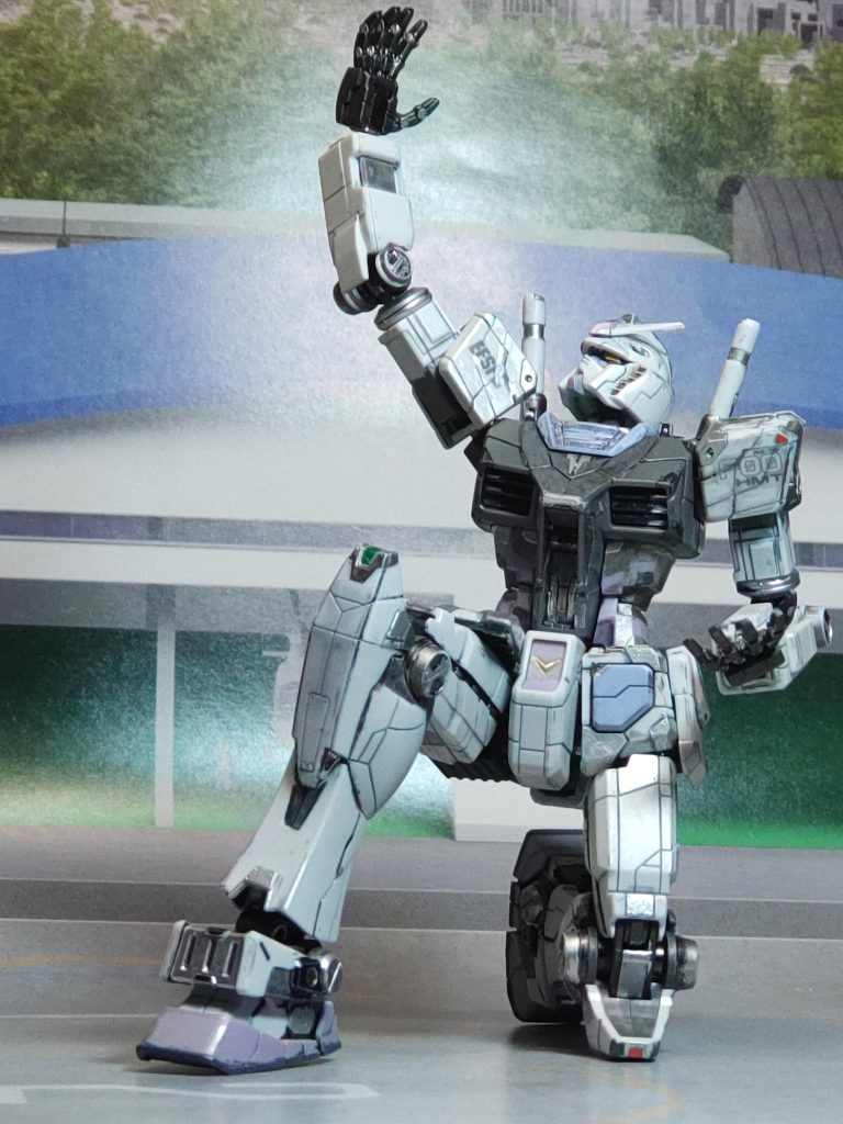 RX−78F00のガンダムを作ったからには、ガンダムパビリオンの例のポーズを取らせない訳にはいきませんw色味こそ違いますが、かなりあのポーズに近付けたはず関西在住で横浜には行けなかったので、万博のガンダムパビリオンは結構楽しみですね♪(gundam-kao3)