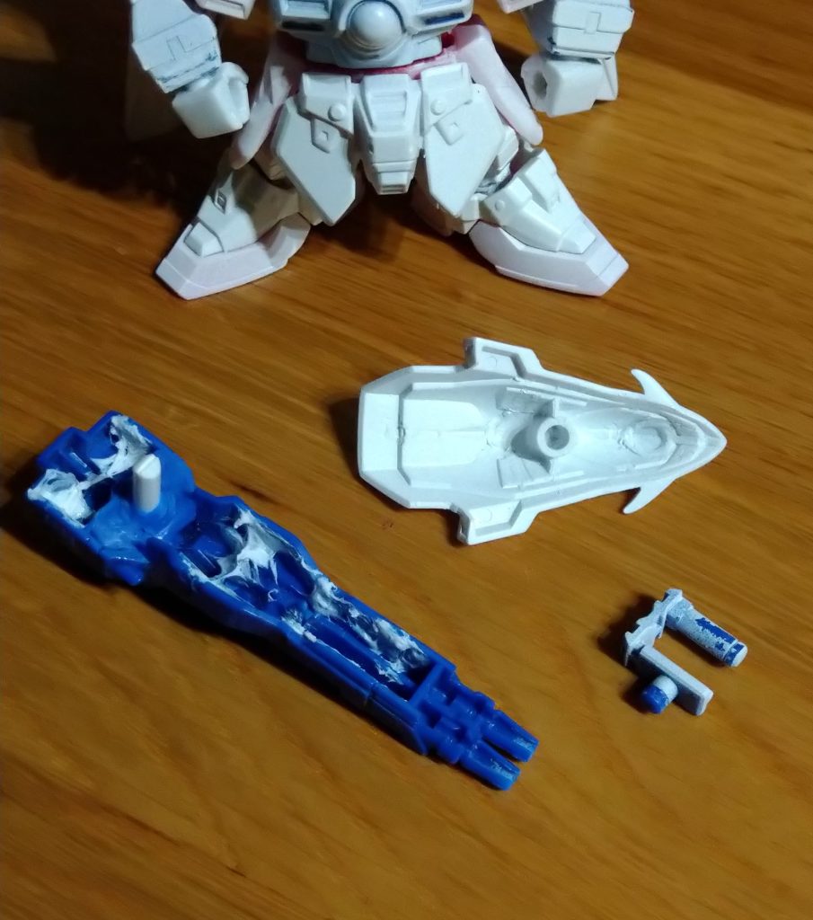 シールド持ち手位置変更(腕に穴開け可動ギミック付けるかも)バスターライフルは溶きパテ 白 青 色 の裏打ち1ミリのプラ板で補強していきます