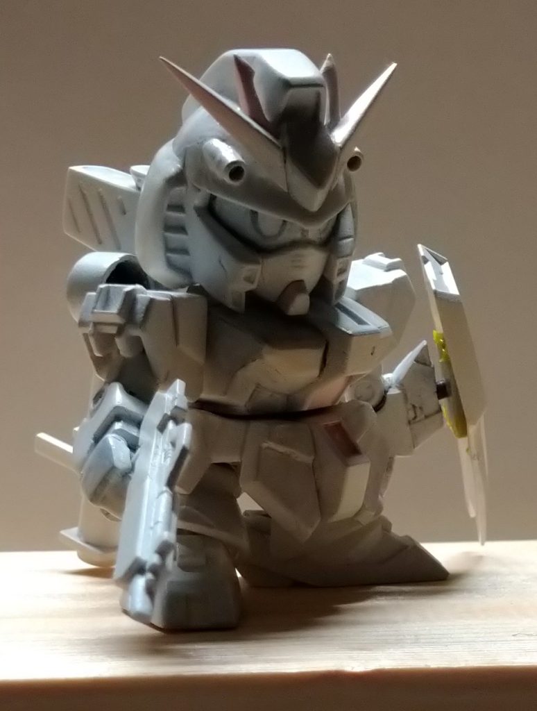 えらい逆光ですね。標準装備のνガンダムくんの立ち姿です。